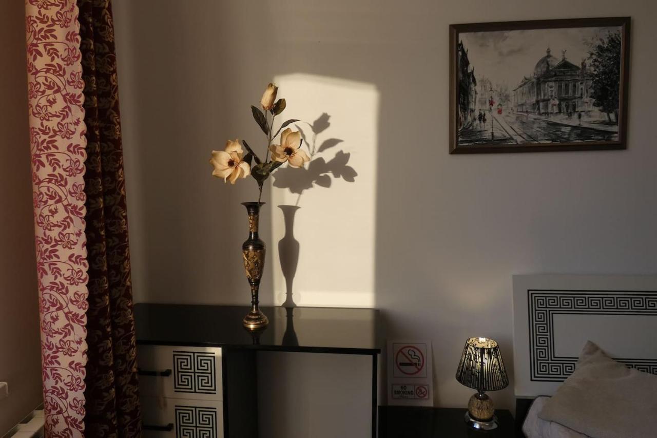 V&O Whitechocolateapt 800 M To Opera 리비프 외부 사진